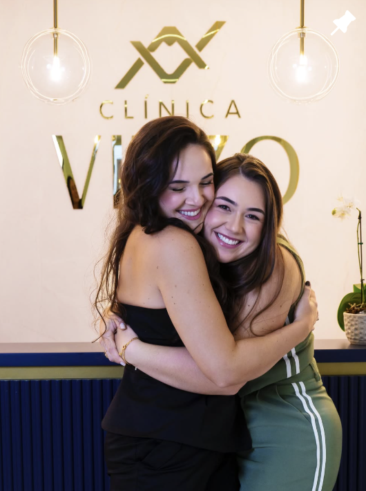 Equipe Vizzo — abraço na recepção da clínica